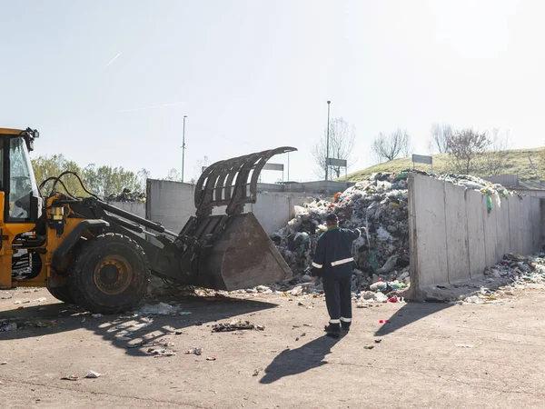 Landfill Worker Directing Skid Steer Loader Garbage Heap Waste Disposal — 图库照片