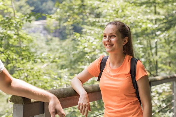 Dos Jóvenes Excursionistas Con Mochilas Una Pareja Enamorada Naturaleza — Foto de Stock