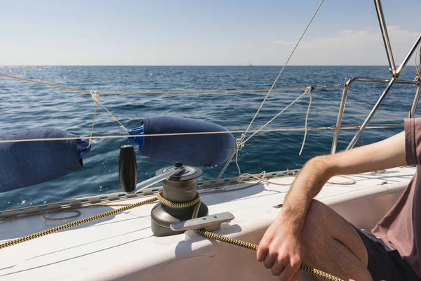 Mężczyzna Trzymając Linę Jachtu Żaglowca Żeglarstwo Morzu Kolorowym Zachodzie Słońca — Zdjęcie stockowe