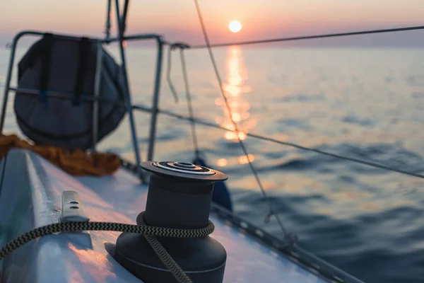 Ιστιοφόρο Σκάφος Ιστιοπλοΐα Στη Θάλασσα Στο Πολύχρωμο Ηλιοβασίλεμα — Φωτογραφία Αρχείου