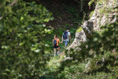 Sırt çantalı iki genç yürüyüşçü, doğayı keşfeden bir çift.