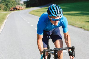 Profesyonel yol bisikleti yarışçısı, motosiklet ve ön görüş için aerodinamik vücut pozisyonu alıyor..