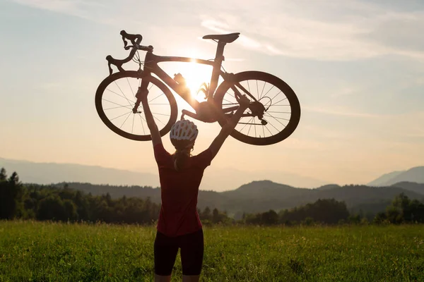 Ciclista Uma Bicicleta Corrida Livre Natureza Pôr Sol — Fotografia de Stock