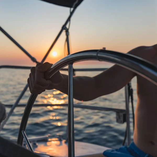 Mężczyzna Trzymający Ster Jachtu Żaglowego Żeglujący Morzu Kolorowym Zachodzie Słońca — Zdjęcie stockowe