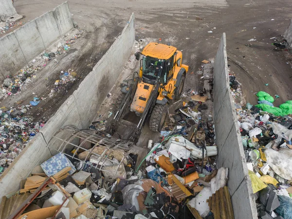 Heavy Construction Machine Front End Loader Moving Recycling Center Area — 图库照片