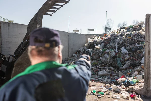 Landfill Worker Directing Skid Steer Loader Garbage Heap Waste Disposal — 图库照片
