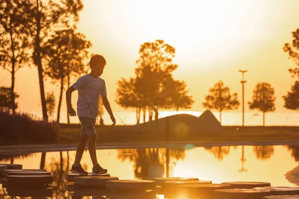 Junge Spielt Einem Heißen Sommertag Bei Sonnenuntergang Wasserpark — Stockfoto