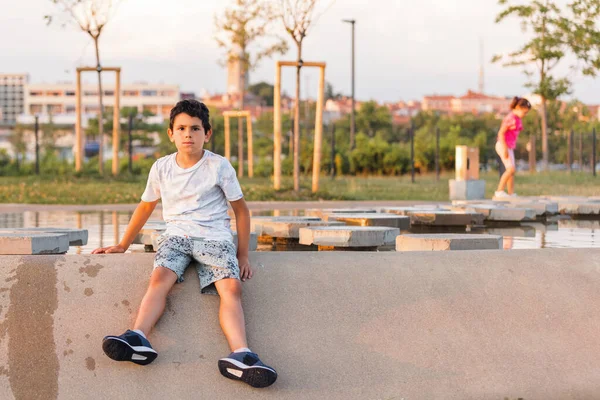 Діти Грають Аквапарку Спекотний Літній День Заходу Сонця — стокове фото