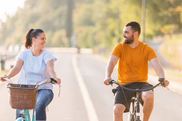 Caucasian Couple Enjoying Ride Beach Cruiser Bikes Relaxed Pedaling Talking — Stock Fotó