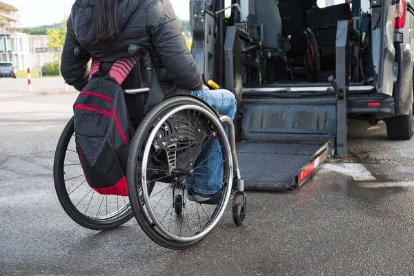 車椅子の女性障害者用車椅子利用可 — ストック写真