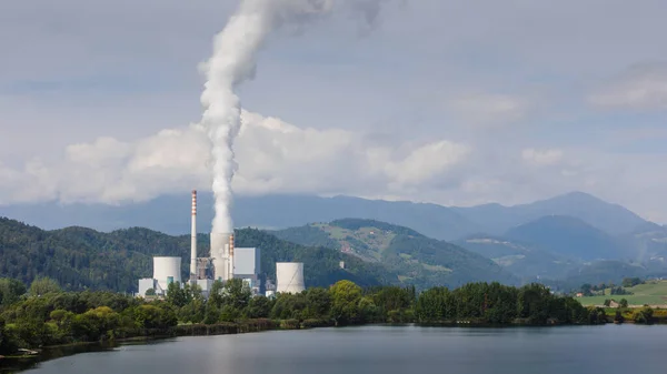 Rauchender Schornstein Bei Wärmekraftwerk Nahe See Und Grüner Natur — Stockfoto