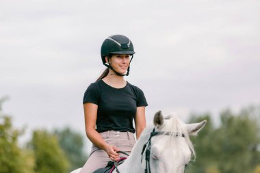 Genç bir kadın ve güzel kırmızı atı sakin bir yolculukta. Ekoloji ve hayvan bakımı kavramları.