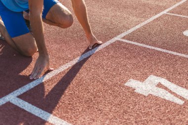 Beyaz erkek kolları ve elleri koşu bandında başlangıç çizgisinde hazır, hazır ve koşmaya başla.