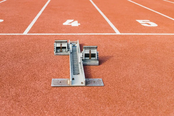 Red Textured Running Track Surface Starting Block Front Start Line — Stock Photo, Image