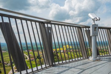 LENDAVA, SLOVENIA, 1 Mayıs 2023: Lendava 'daki Vinarium Tower, güzel üzüm bağları manzaralı.