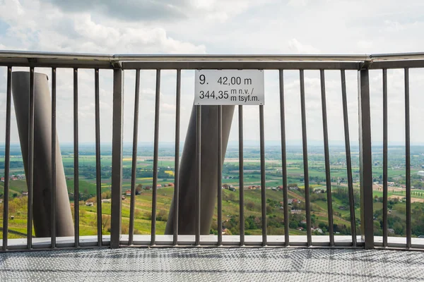 LENDAVA, SLOVENIA, 1 Mayıs 2023: Lendava 'daki Vinarium Tower, güzel üzüm bağları manzaralı.
