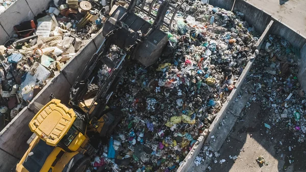 Carregador Derrapagem Escavar Levantar Despejar Lixo Monte Resíduos Sólidos Usando — Fotografia de Stock