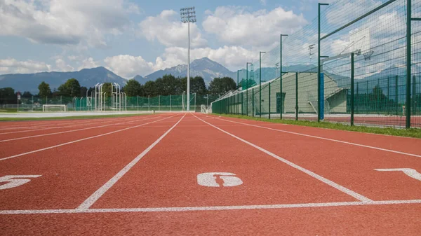 Empty Red Athletic Track Seven Run Lanes Cloudy Blue Sky — Stock Photo, Image