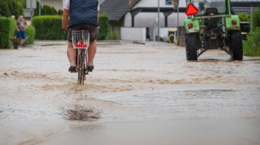 Şiddetli yağmurdan sonra şehir sokaklarında sel baskınları oluyor. Şiddetli hava felaketi.