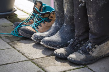 Şiddetli yağmurdan sonra şehirde sel sonrası çamurlu botlar. Şiddetli hava felaketi.