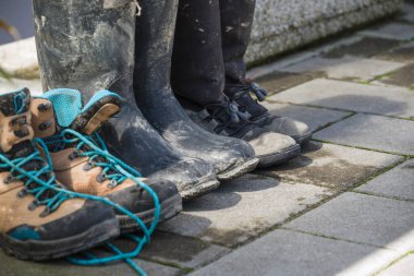 Şiddetli yağmurdan sonra şehirde sel sonrası çamurlu botlar. Şiddetli hava felaketi.