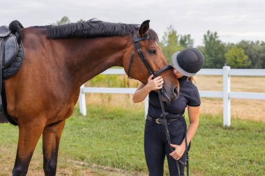 Kadın binici el nazikçe okşuyor güzel, kırmızı at yelesi, yakın çekim. Eşya ve hayvan sever kavramı.