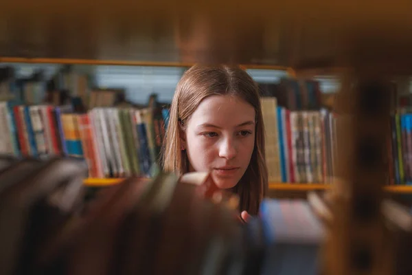 Tenåringsjente Tar Bok Fra Bokhylle Skolebiblioteket Utdanningslæringskonsept – stockfoto