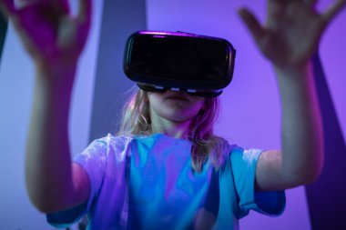 Kadın çocuk yeni teknolojiler kullanıyor, doğal tarih müzesinin sanal gerçeklik gözlüğü takarak eğleniyor..