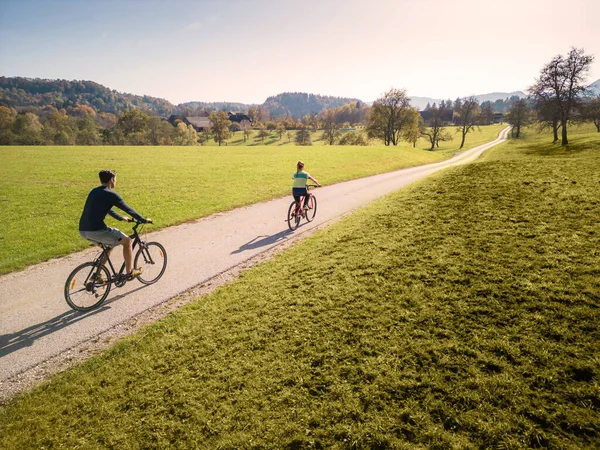 Paar Freizeitradler Die Der Freizeit Eine Schöne Landschaft Mit Dem lizenzfreie Stockfotos