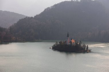 Güzel göl manzarası Kiliseyle birlikte bir adada