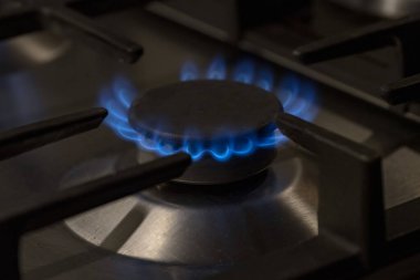 Mutfak ocağında ateş ve enerji kavramı için gaz ocağı var.