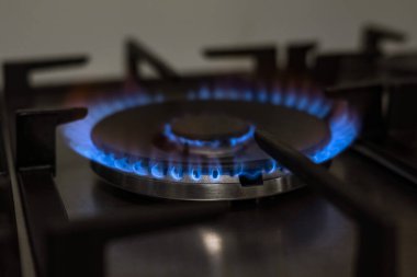 Mutfak ocağında ateş ve enerji kavramı için gaz ocağı var.