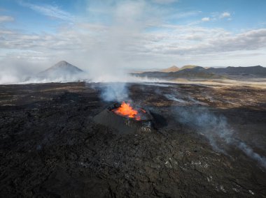 Yanardağ patlamasının çarpıcı görüntüsü, kaynayan magmalı zirve krateri, doğrudan görüş açısının üstünde. Doğanın güçlü gücü kavramı.