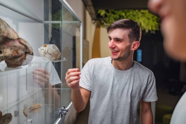 Çocuk doğa tarihi müzesinde eğleniyor, müze müdürü gibi davranıyor ve arkadaşlarına eserleri açıklıyor. Müze deneyimi kavramı.