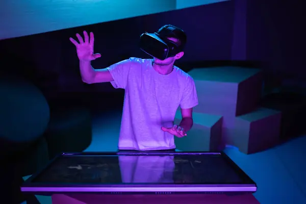 Junger Mann Mit Einem Headset Der Eine Immersive Virtual Reality Stockbild
