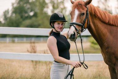 Kadın binici el nazikçe okşuyor güzel, kırmızı at yelesi, yakın çekim. Eşya ve hayvan sever kavramı.