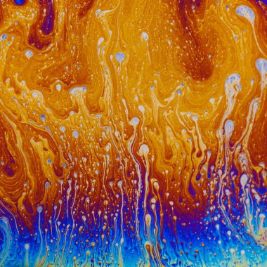 Sıvı sabun köpüğü psikedelik renkli soyut sanat. Gökkuşağı ve hareket halindeki renk dalgalarıyla gerçeküstü desenler.