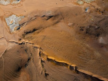 Düz yeşil jeotermal alanlar sarı rhyolite dağı yakınında, İzlanda 'nın güzel renkli volkanik manzarası, hava manzarası.