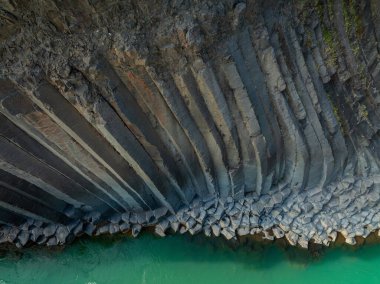 Muhteşem bazalt kolonlardan oluşan kanyon, Kuzey Doğu İzlanda 'da parlak turkuaz nehri olan yüksek uçurum, havadan çekim. Studlagil, doğa güzelliği kavramı..
