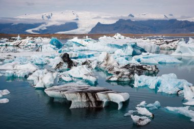 İzlanda 'nın buzul manzarası, muhteşem buz biçimi, durgun mavi sularda yüzen buzdağı, hava görüntüsü. Eşsiz doğa kavramları ve etkileyici görüntüler..