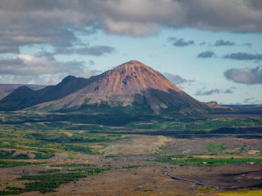 İskandinav doğasının yaz manzarası, İzlanda 'nın kıyı iç kısımları. Resimli vadi ve arka planda muhteşem dağlar..
