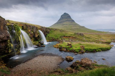 Kirkjufell, bir kilise dağı, İzlanda 'nın en çok fotoğraflanan dağıdır, eşsiz bir şekli ve fantastik manzarası vardır.