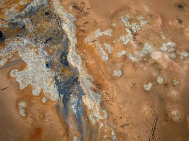 Aktif bir volkanın büyük bir kraterinin içinde gri-beyaz duman çıkıyor, hava manzarası. Toprak, doğa ve çevre kavramları.