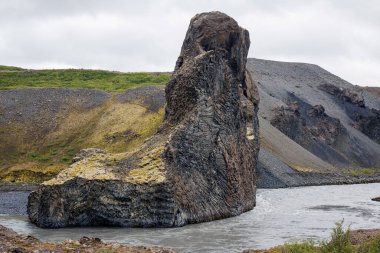 Hljodaklettar manzarası, yankı kayaları veya fısıldayan uçurumlar İzlanda 'daki antik kraterlerin kalıntıları, şaşırtıcı volkanik oluşumlar