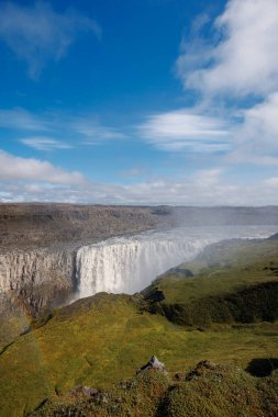 Avrupa 'nın en güçlü ikinci şelalesi olan İzlanda' daki Dettifoss şelalesinin üzerinde bir bahar günü görkemli bir gökkuşağı.