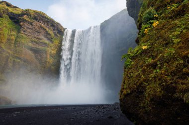 Güney İzlanda 'da etkileyici bir Skogafoss şelalesi. Seyahat eğlenceleri ve konseptler.