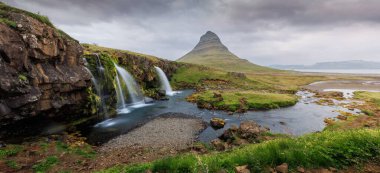 Kirkjufell, bir kilise dağı, İzlanda 'nın en çok fotoğraflanan dağıdır, eşsiz bir şekli ve fantastik manzarası vardır.