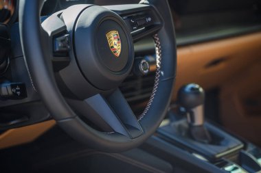 Slovenya, Ljubljana - 26 Mart 2024: Yeşil Porsche GT3 İçişleri Turnesi