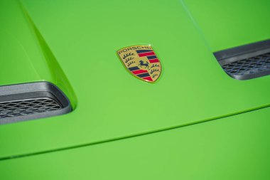 Slovenya, Ljubljana - 26 Mart 2024: Yeşil Porsche GT3 Tur arabası