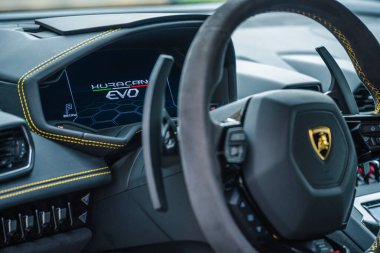 Slovenya, Ljubljana - 26 Mart 2024: Lamborghini Huracan EVO iç mimarisi